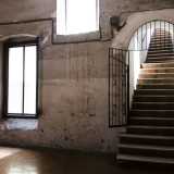 Il primo piano del palazzo � avvolto nella penombra: la luce proviene solo dalle scale e dalle finestre